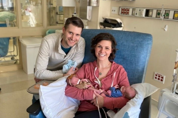 Phai nhan con de la con nuoi vi mang thai ho hinh anh