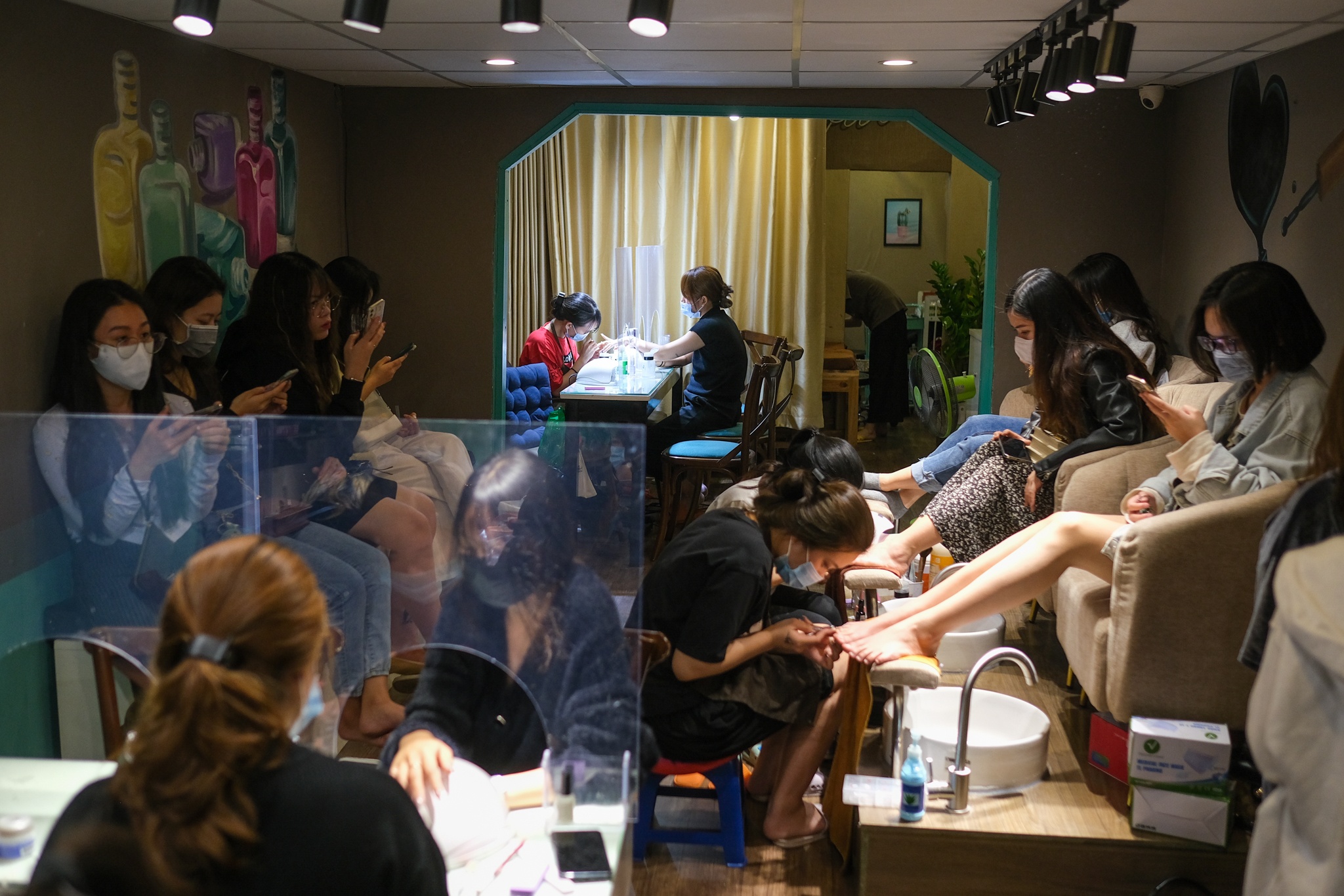 tiệm nail,  salon tóc đông khách dịp tết ảnh 2 tiem nail,  salon toc dong khach dip tet anh 2