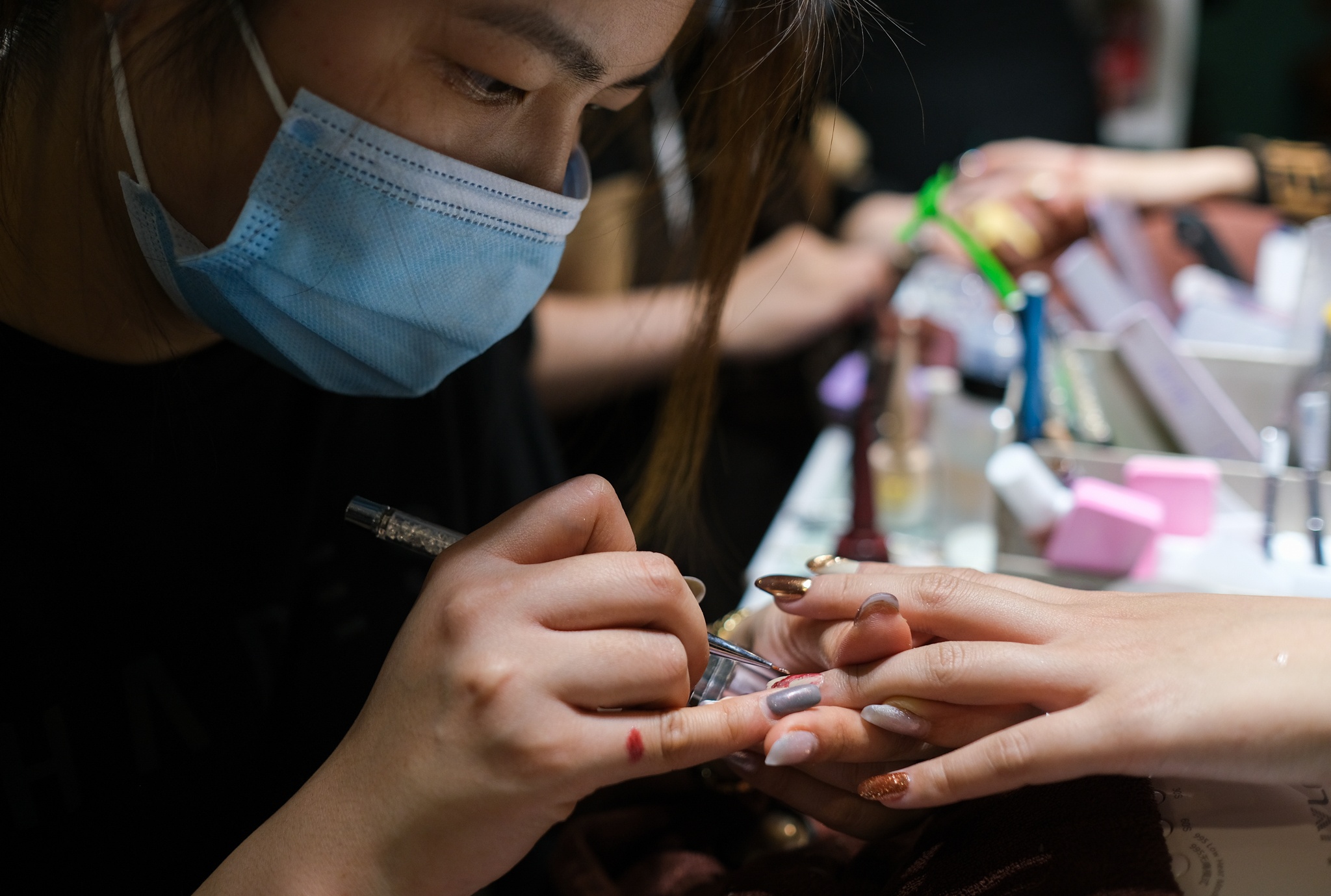 tiệm nail,  salon tóc đông khách dịp tết ảnh 3 tiem nail,  salon toc dong khach dip tet anh 3
