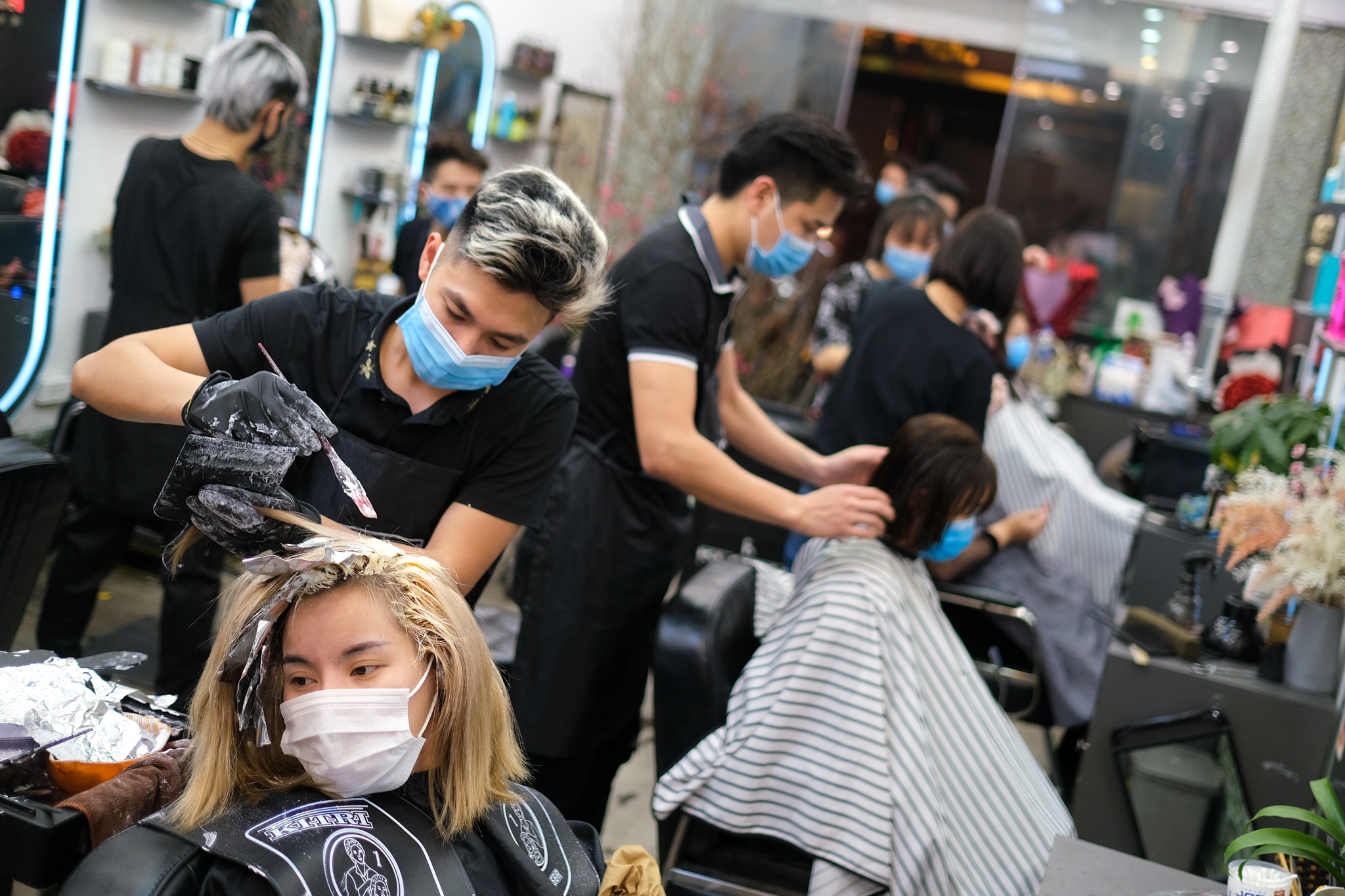 tiệm nail,  salon tóc đông khách dịp tết ảnh 8 tiem nail,  salon toc dong khach dip tet anh 8