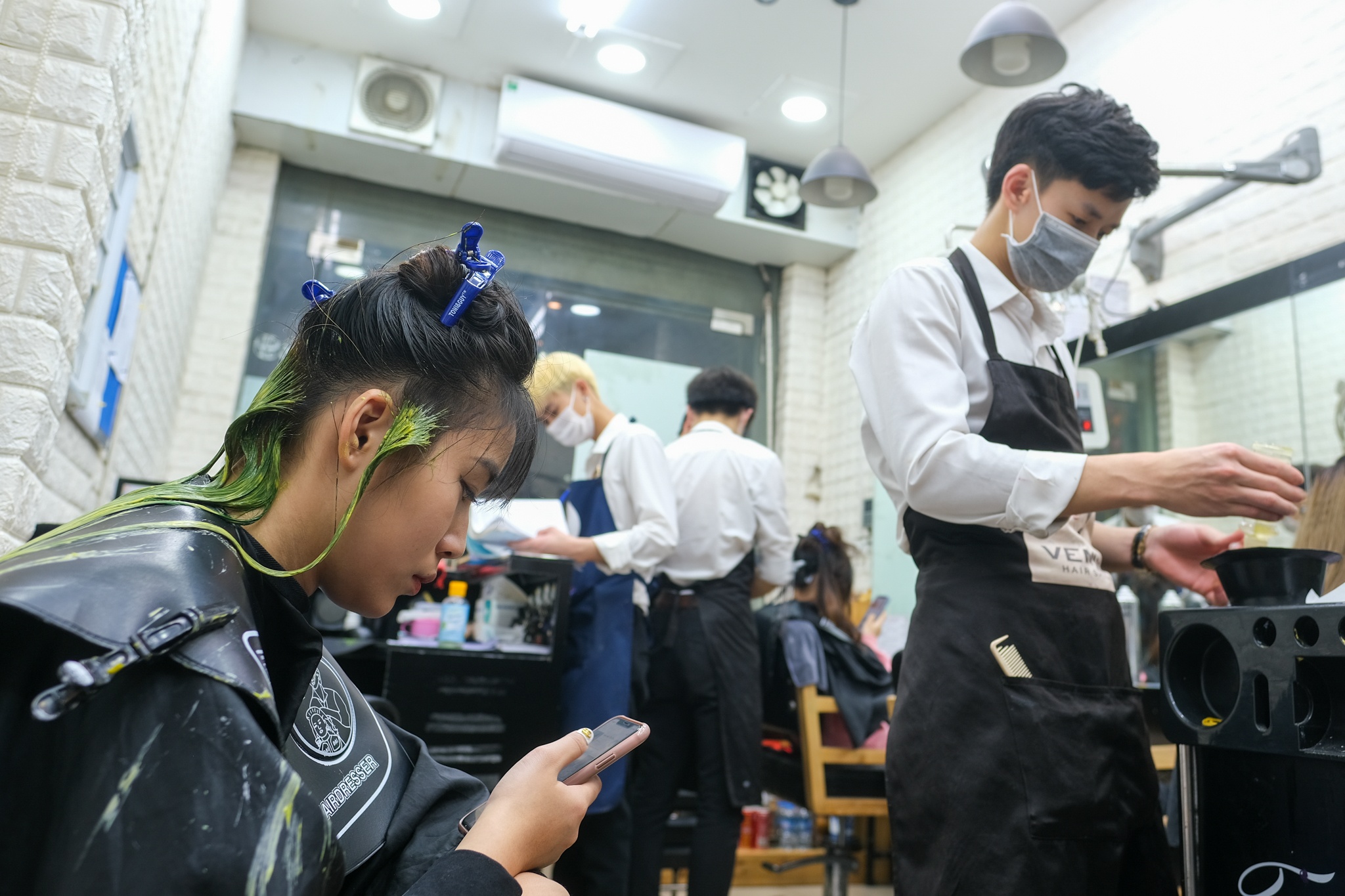 tiệm nail,  salon tóc đông khách dịp tết ảnh 10 tiem nail,  salon toc dong khach dip tet anh 10