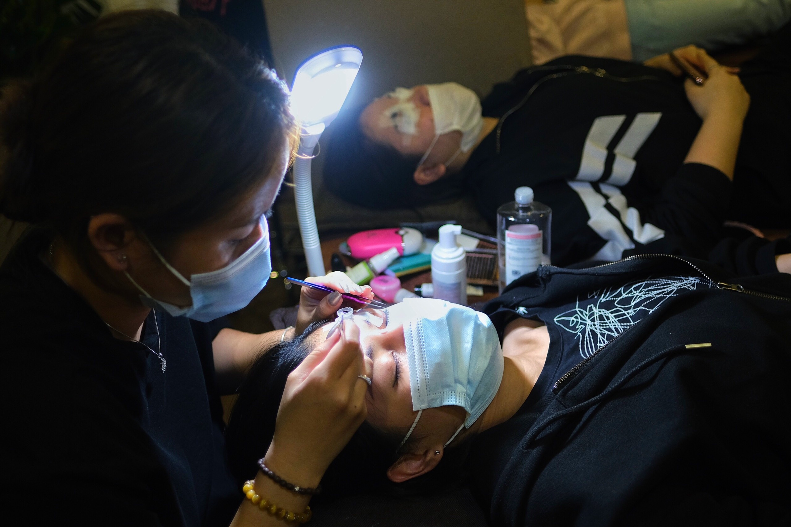 tiệm nail,  salon tóc đông khách dịp tết ảnh 6 tiem nail,  salon toc dong khach dip tet anh 6