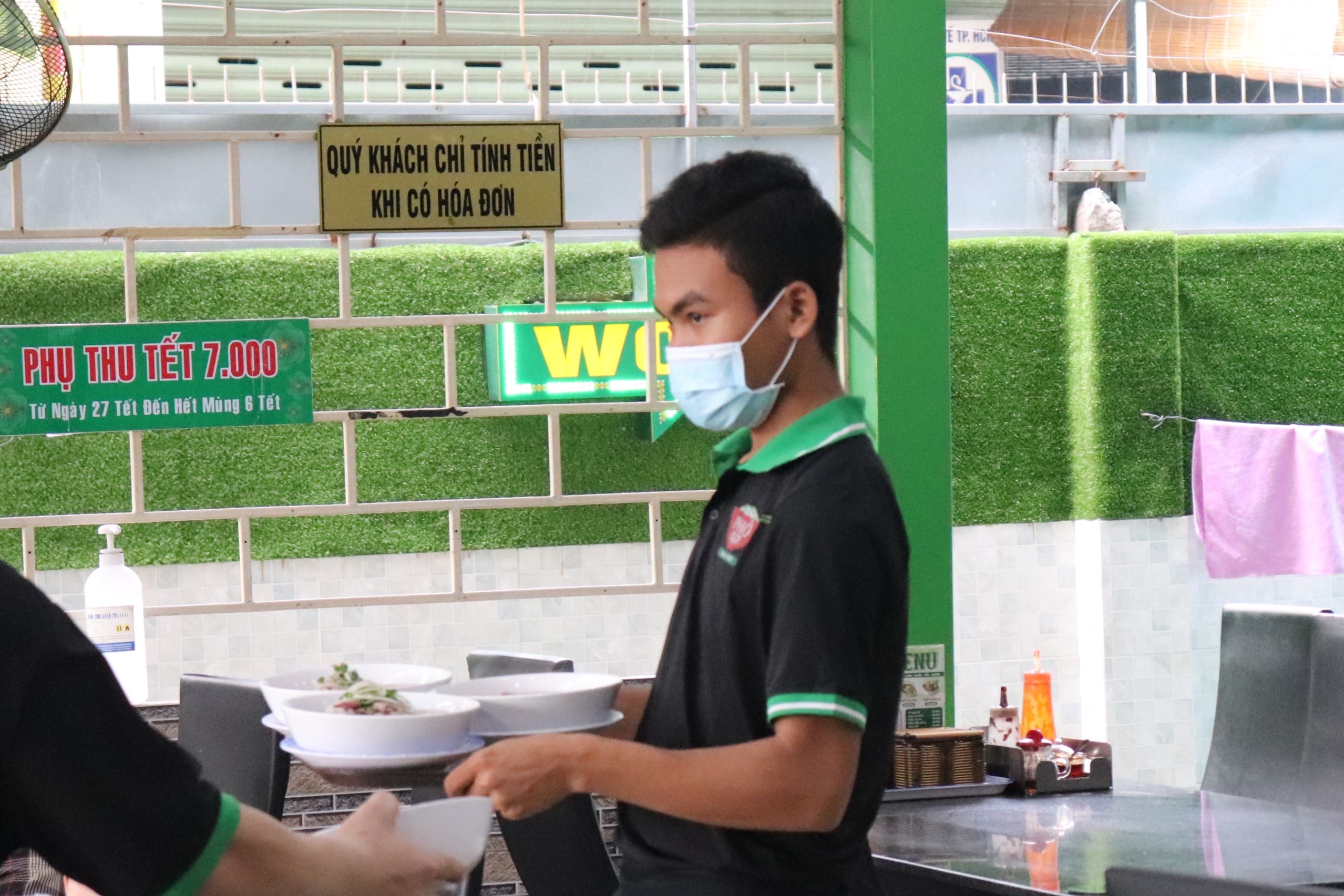 Cau sinh vien o lai TP.HCM lam xuyen Tet vi luong nhan 3 hinh anh