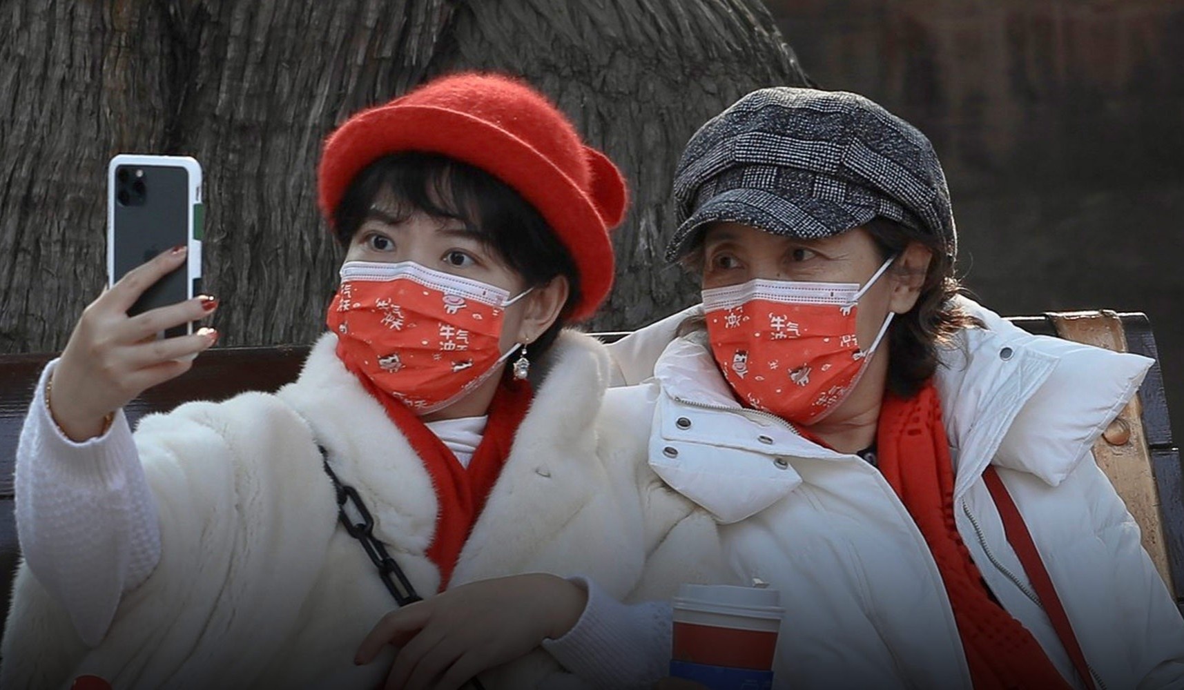 Khau trang mung xuan vo gia tri o Trung Quoc hinh anh