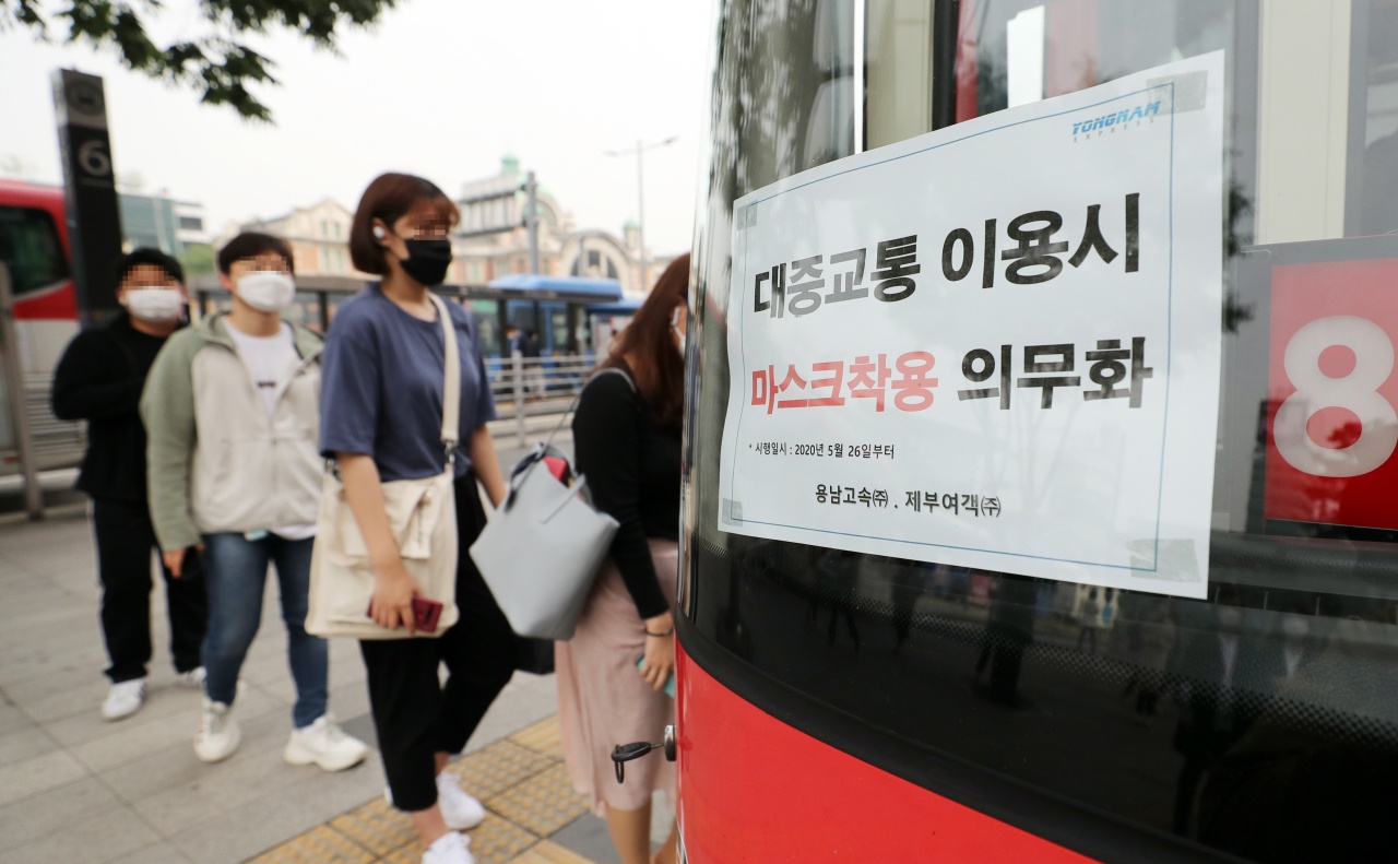 Nhan 6 thang tu vi khong deo khau trang, chui boi tai xe hinh anh