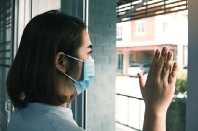 Bi phat hon 1.000 USD vi tron cach ly di tham cha hap hoi hinh anh