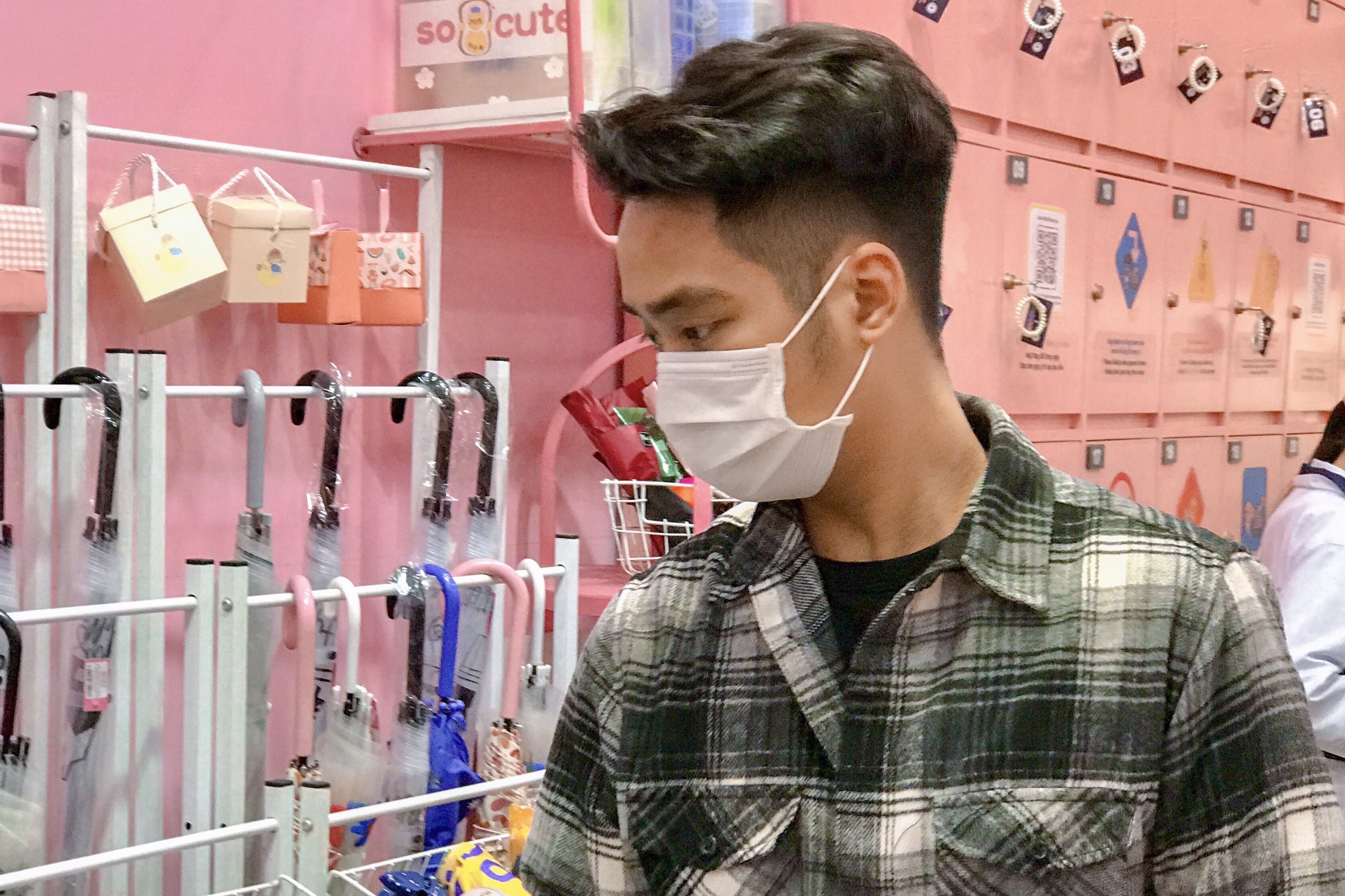 'Toi so mua nham son hong canh sen tang ban gai dip 8/3' hinh anh