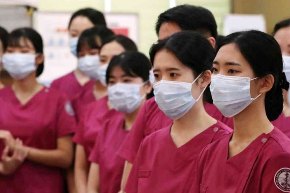 Y ta Han Quoc bi dong nghiep quay roi, bat nat hinh anh