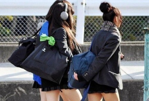 Quy dinh 'toc den, noi y trang' gay chia re nu sinh Nhat hinh anh