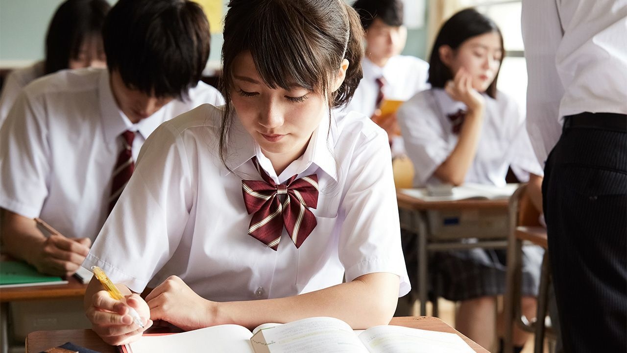 học sinh nhật buộc phải để tóc đen và nội y trắng ảnh 4 hoc sinh nhat buoc phai de toc den va noi y trang anh 4