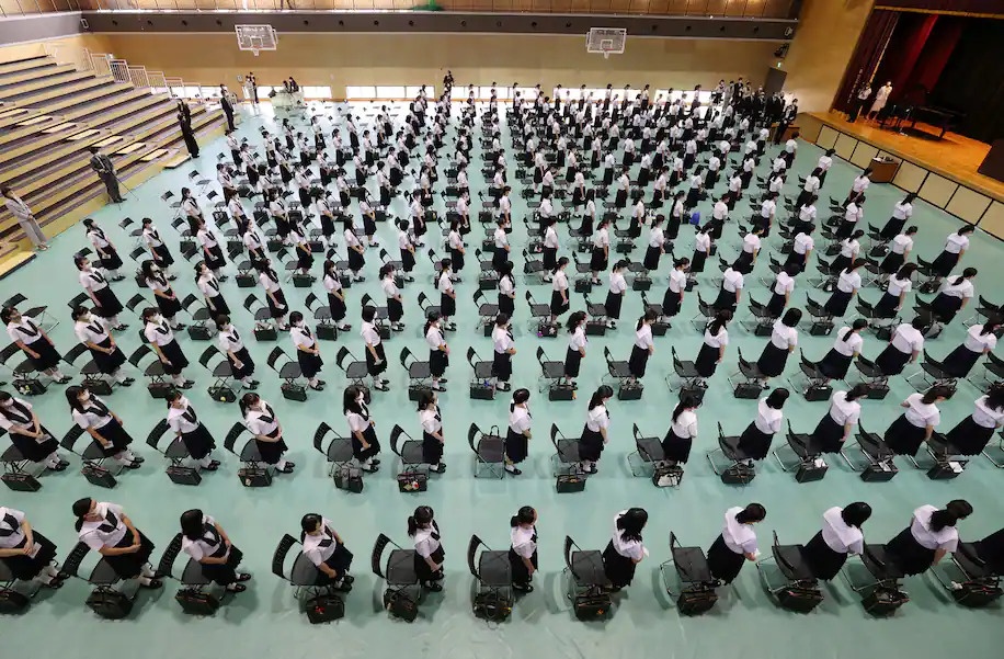 học sinh nhật buộc phải để tóc đen và nội y trắng ảnh 1 hoc sinh nhat buoc phai de toc den va noi y trang anh 1