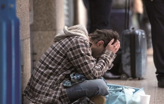 Hang trieu nguoi tre Anh vo gia cu hinh anh