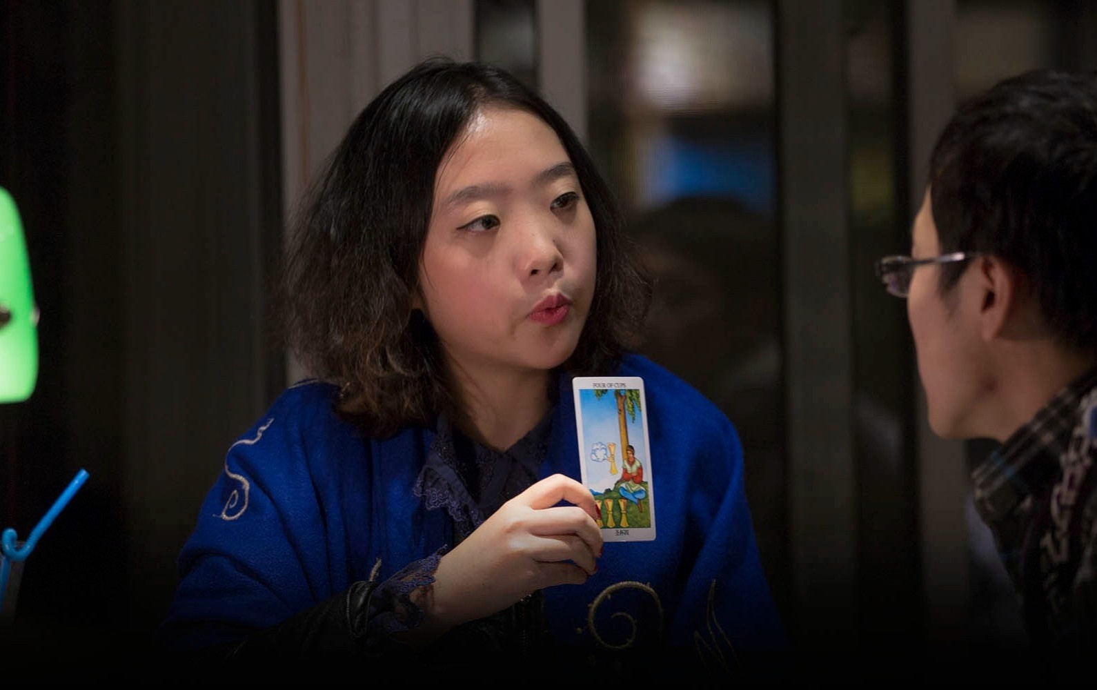 Gioi tre Trung Quoc nghien xem tarot, tu vi tren mang hinh anh