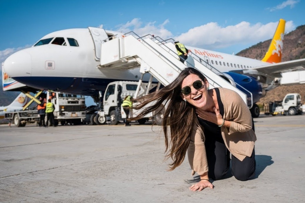 Gioi tre Anh do xo toi san bay vui choi vi thieu tien, co don hinh anh