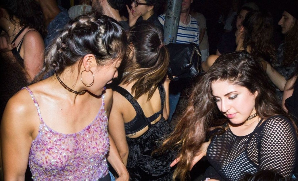 'Nhung nguoi tre nghi ho mien nhiem voi Covid-19' hinh anh