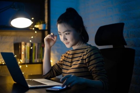 Co gai kiem tien nho ban cau chuyen cua nguoi la hinh anh