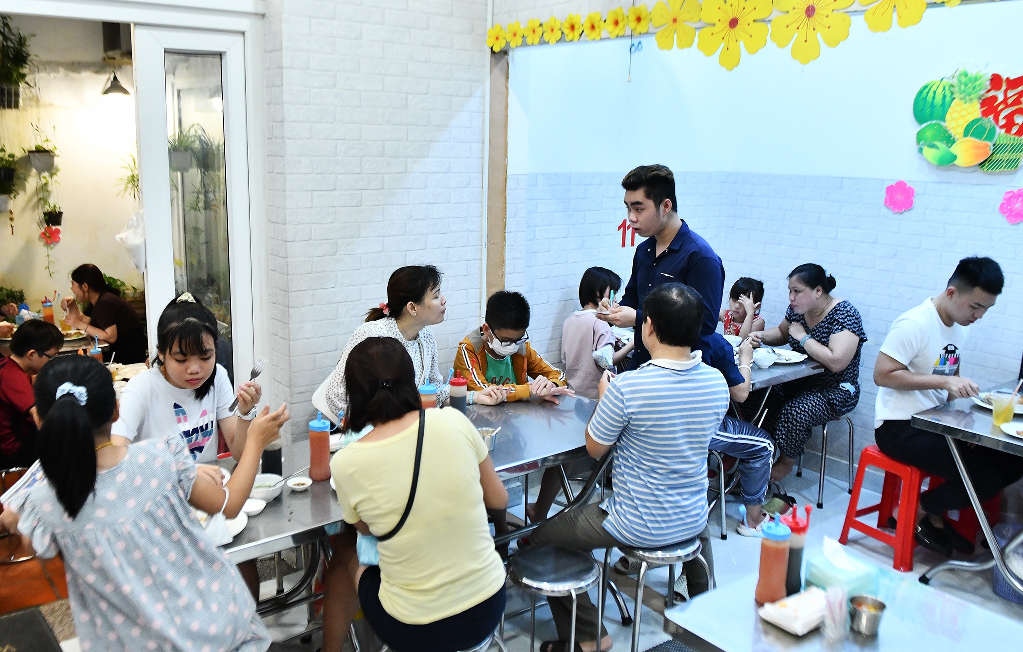 cơm gà xối mỡ bình dân quận 1 ảnh 1 com ga xoi mo binh dan quan 1 anh 1