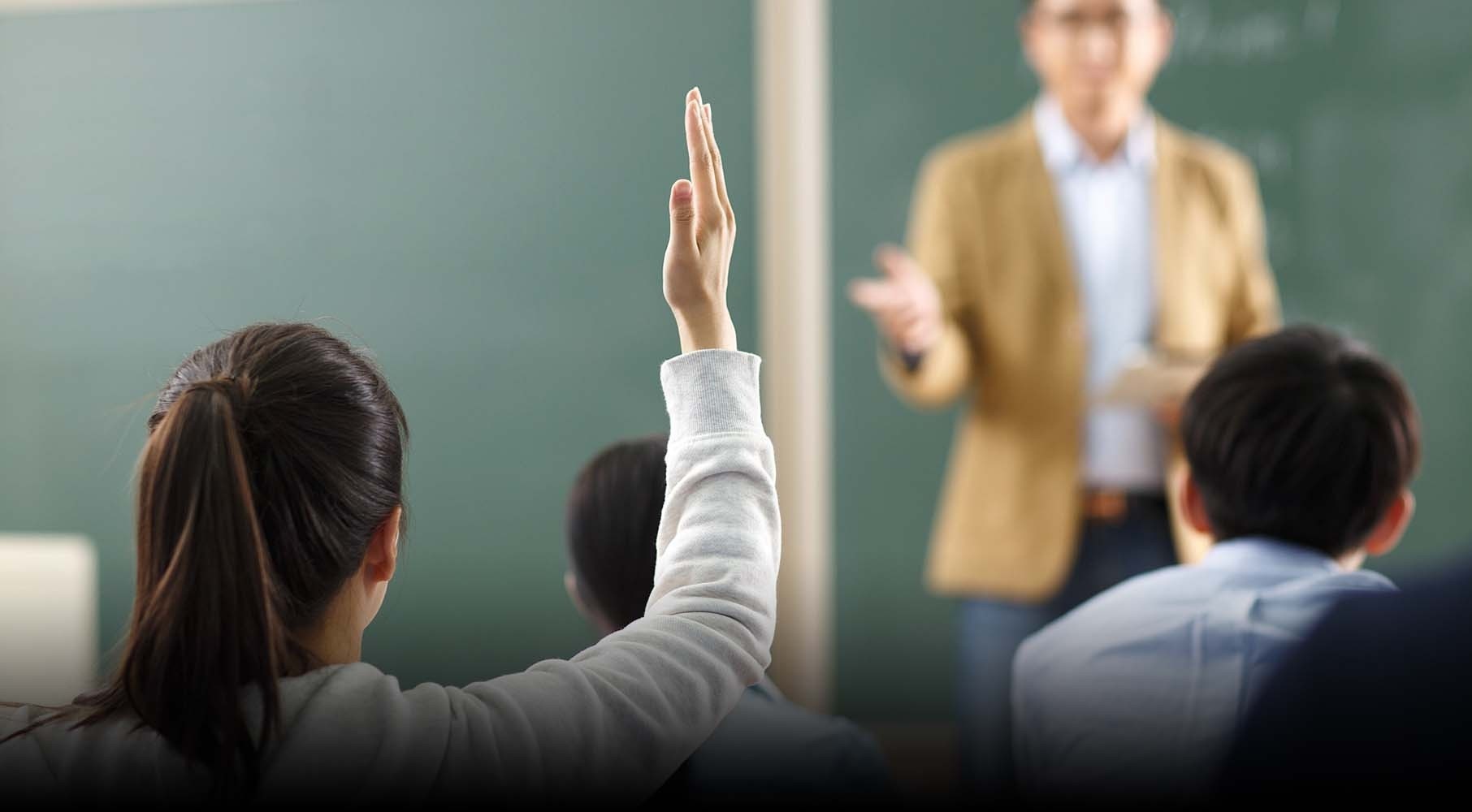 Trung Quoc de xuat cam thay tro yeu nhau hinh anh