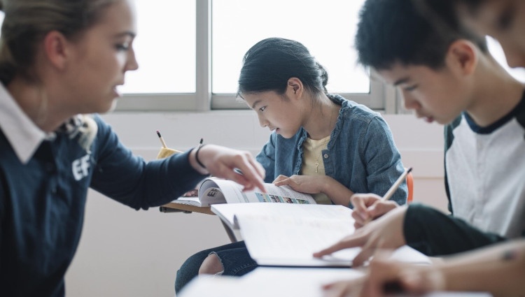 trung quoc cam tinh yeu thay tro anh 2