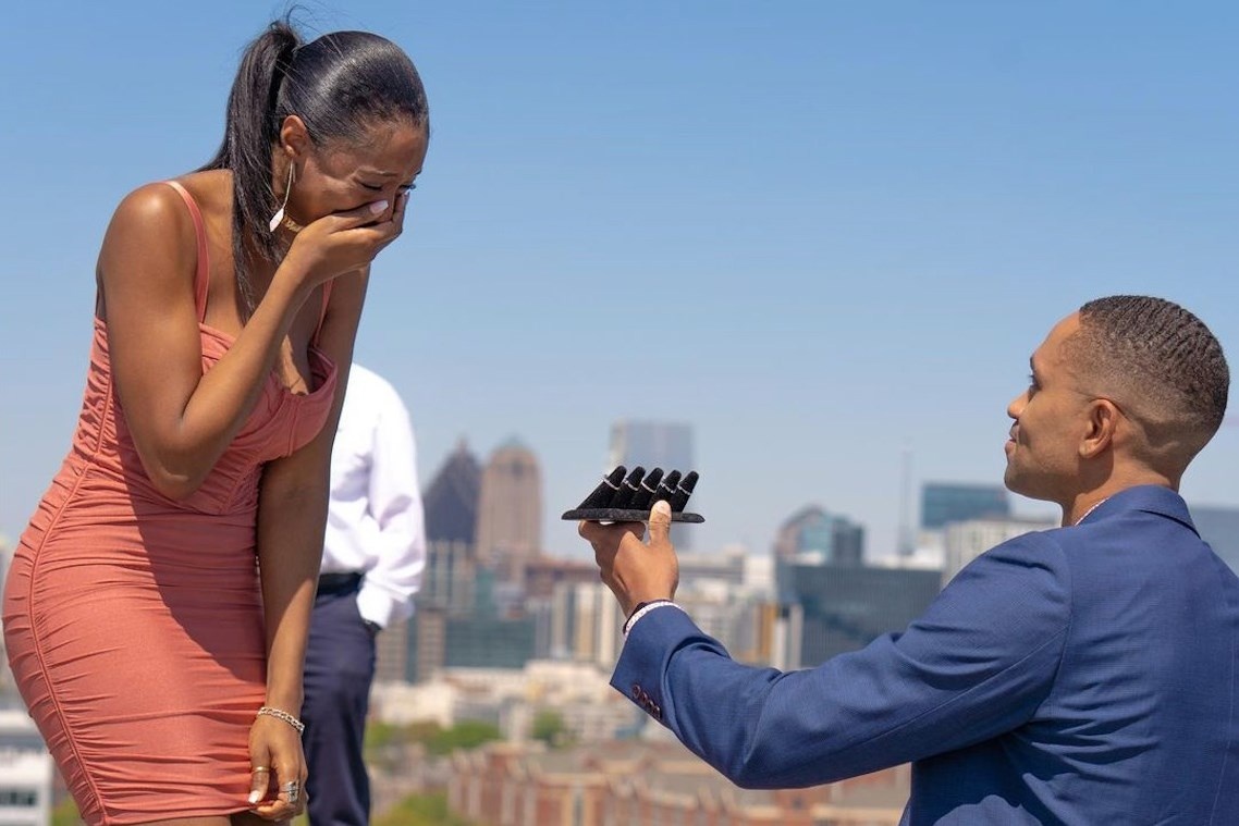 Chang trai My cau hon ban gai bang 5 chiec nhan hinh anh