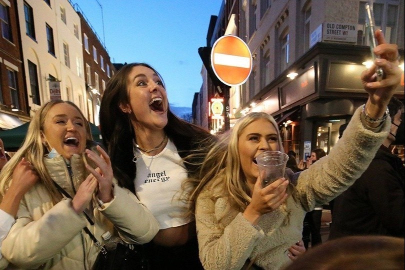 Do xo di cat toc, toi quan bar sau khi go han che Covid-19 hinh anh