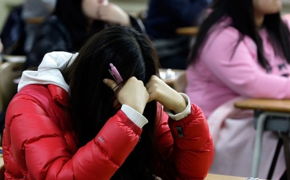 Gioi tre Han chiu ap luc nang ne tu dai dich hinh anh