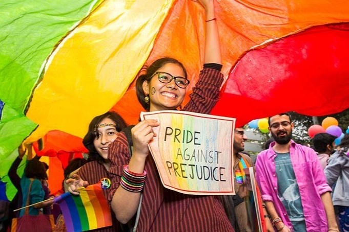 LGBT An Do bi buoc di chua benh dong tinh giua Covid-19 hinh anh