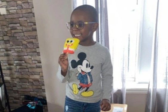 Cau be My vo tinh mua kem que tri gia hon 2.600 USD hinh anh