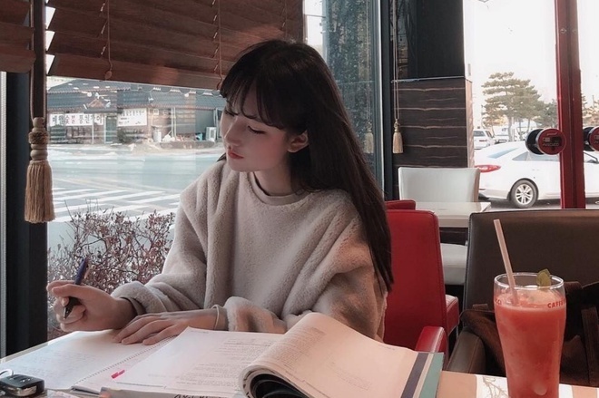 Gioi tre me man xem nguoi khac im lang hoc bai hinh anh