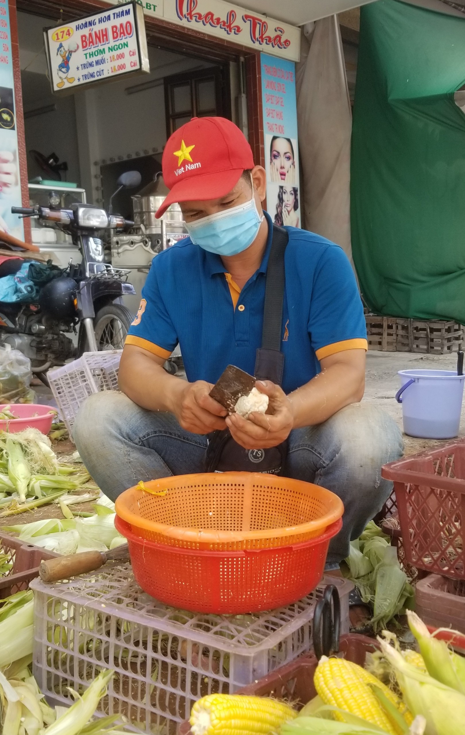 phat khau trang mien phi o cho tp.hcm anh 2