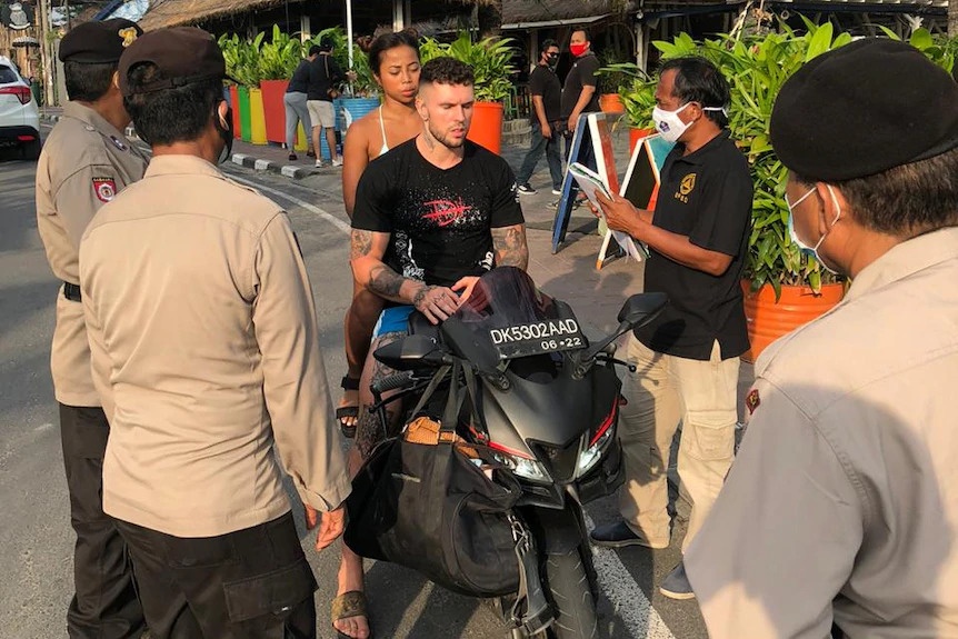 du khách gây rối ở bali ảnh 2 du khach gay roi o bali anh 2