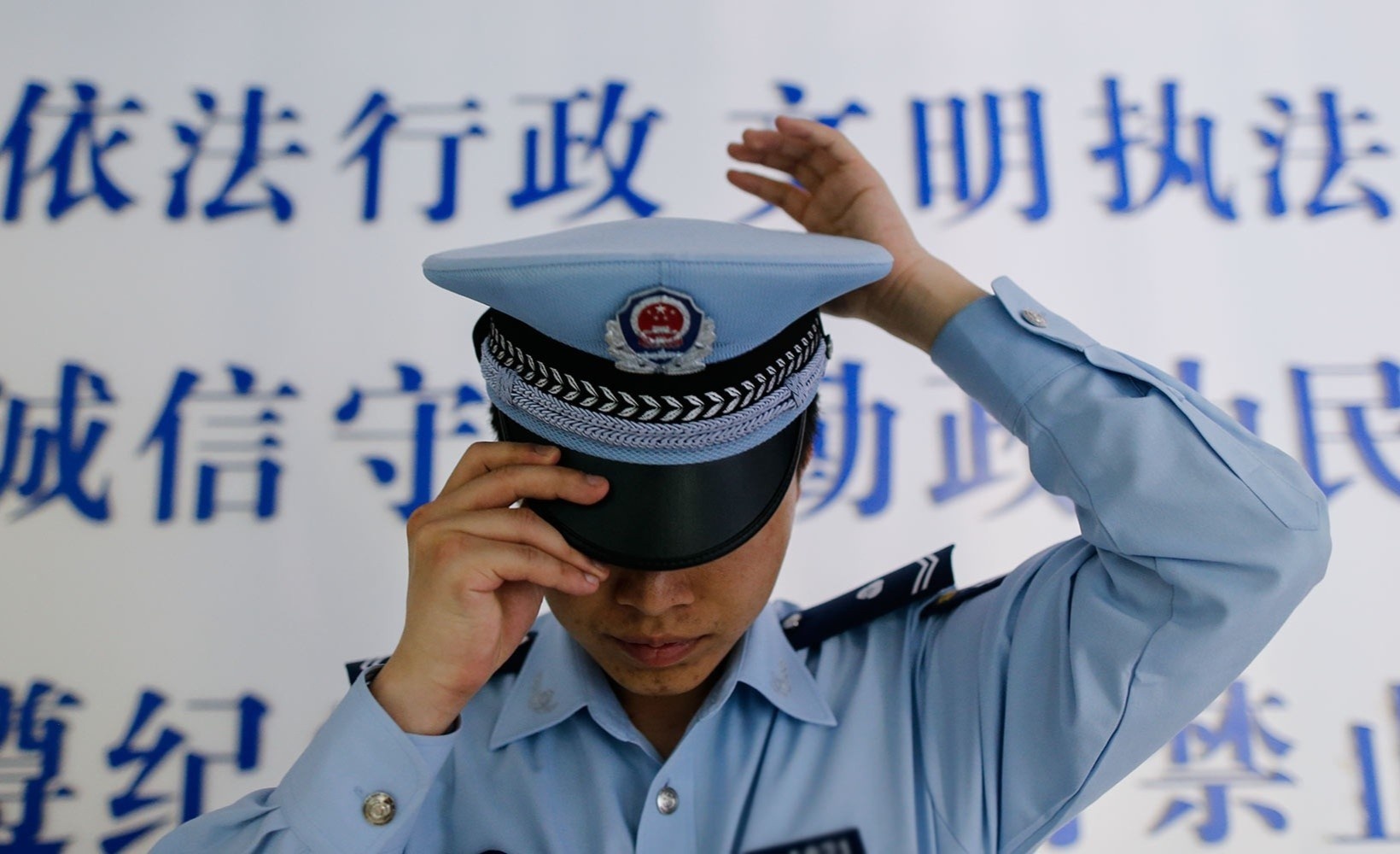 Canh sat Trung Quoc nhan 9 nam tu vi co y xam hai phu nu hinh anh