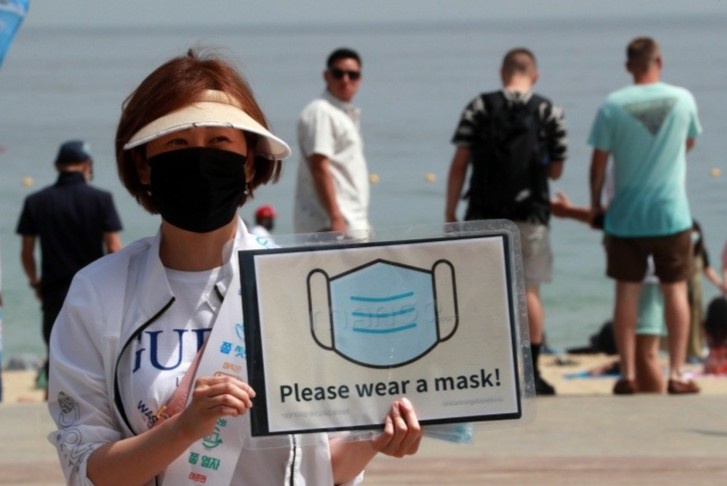 Dan Han phai dang ky moi duoc tam bien vi Covid-19 hinh anh