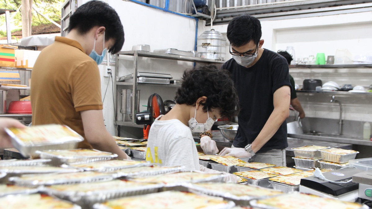 cung cap suat an cho bac si chong dich o tphcm anh 1