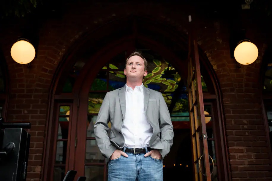 nha hang my tang luong de chieu mo nhan vien anh 2