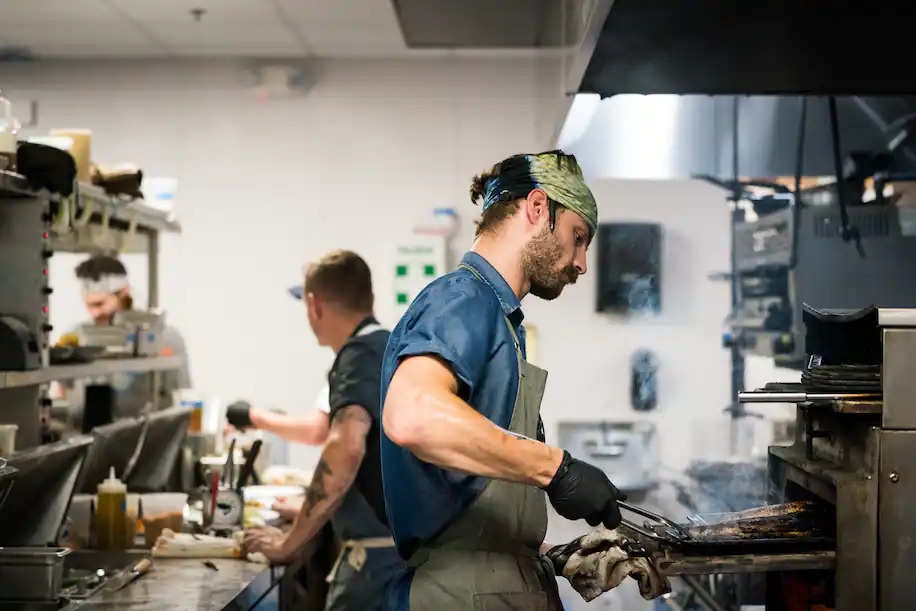 nha hang my tang luong de chieu mo nhan vien anh 1