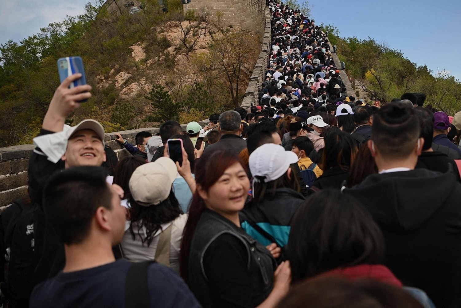 Du khach Trung Quoc chen chuc, la loi o cac diem du lich hinh anh