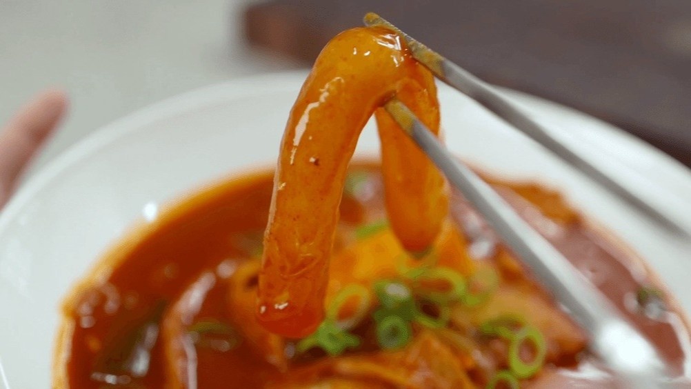 Trao luu lam 'tokbokki banh trang' pho bien o Han Quoc hinh anh