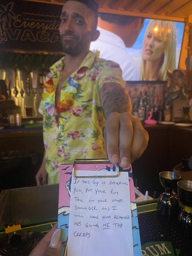 bartender giai cuu khach nu khoi bi quay roi anh 1