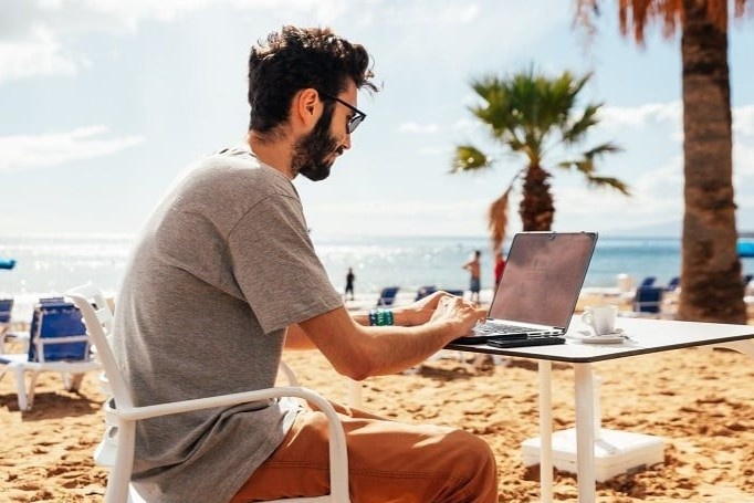 nguoi my lam viec tu xa giua covid-19 anh 3