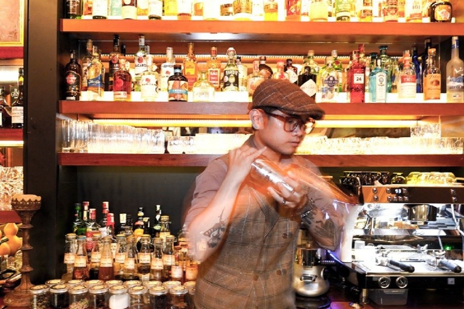 Bartender o TP.HCM: 'Them duoc dung sau quay bar, pha ly cocktail' hinh anh