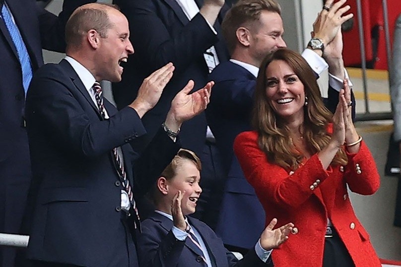 Hoang tu George noi bat tren khan dai trong tran Anh thang Duc hinh anh