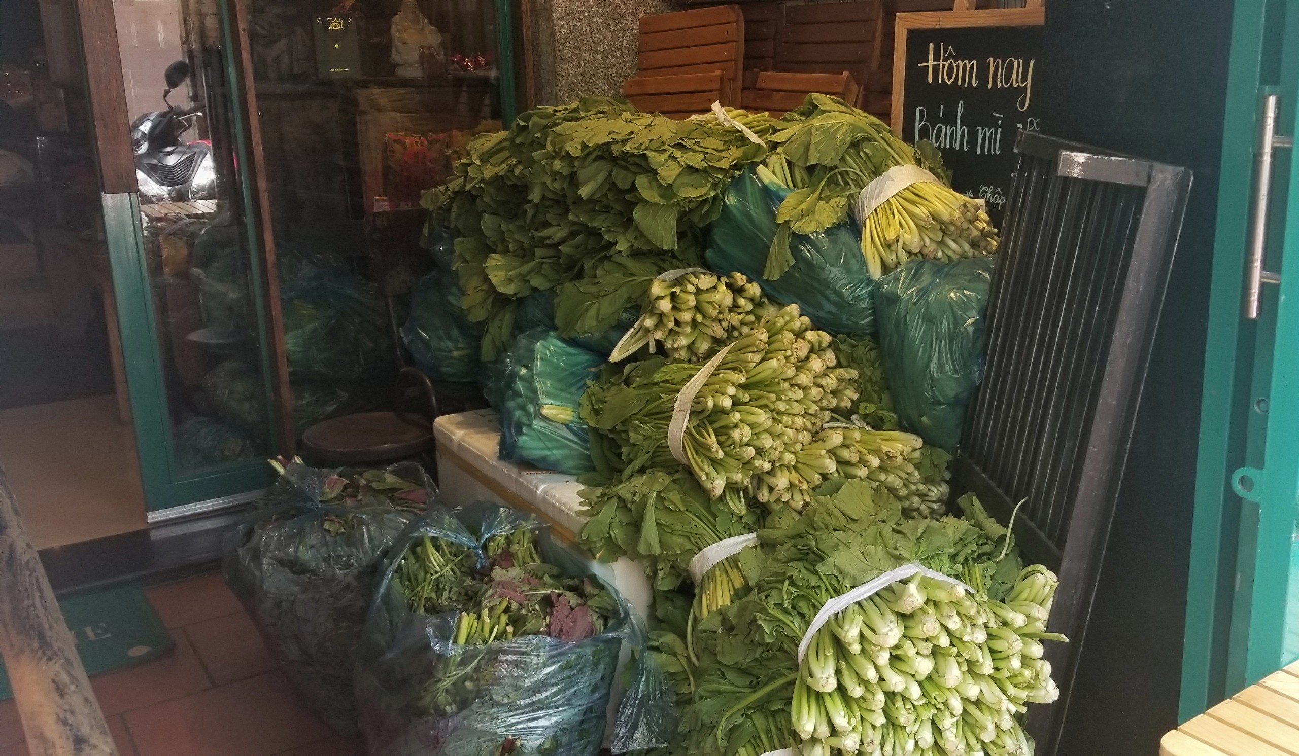 nguoi dan tp.hcm nau com ho tro chong dich anh 1