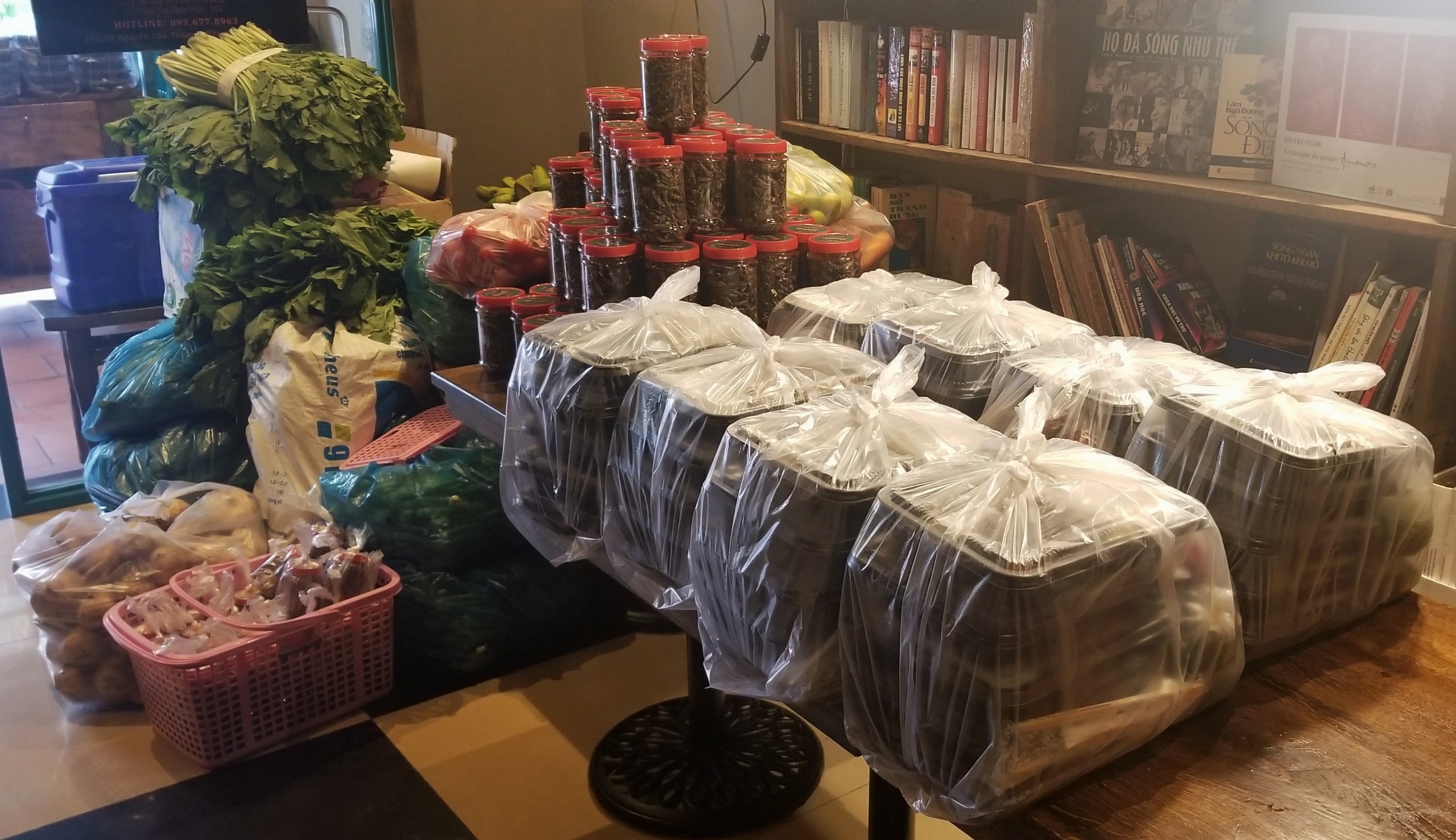 nguoi dan tp.hcm nau com ho tro chong dich anh 2