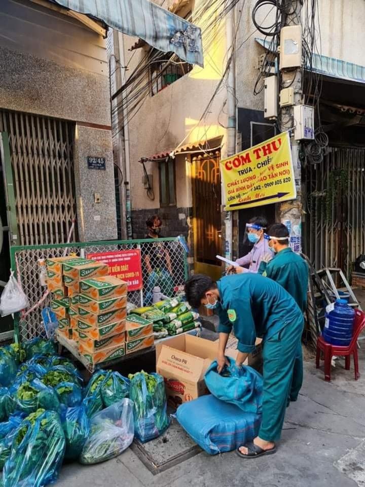 nguoi dan tp.hcm nau com ho tro chong dich anh 4