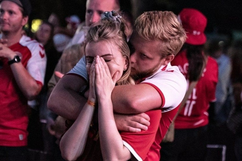 Co gai Dan Mach bi fan doi Anh tan cong tai Euro hinh anh