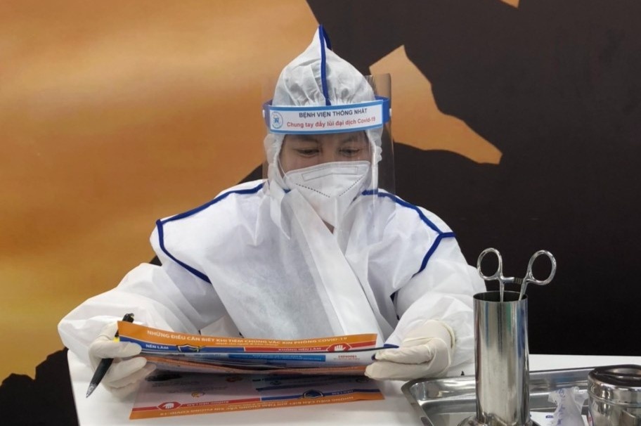 Nu dieu duong o TP.HCM cai sua som cho con de di chong dich hinh anh