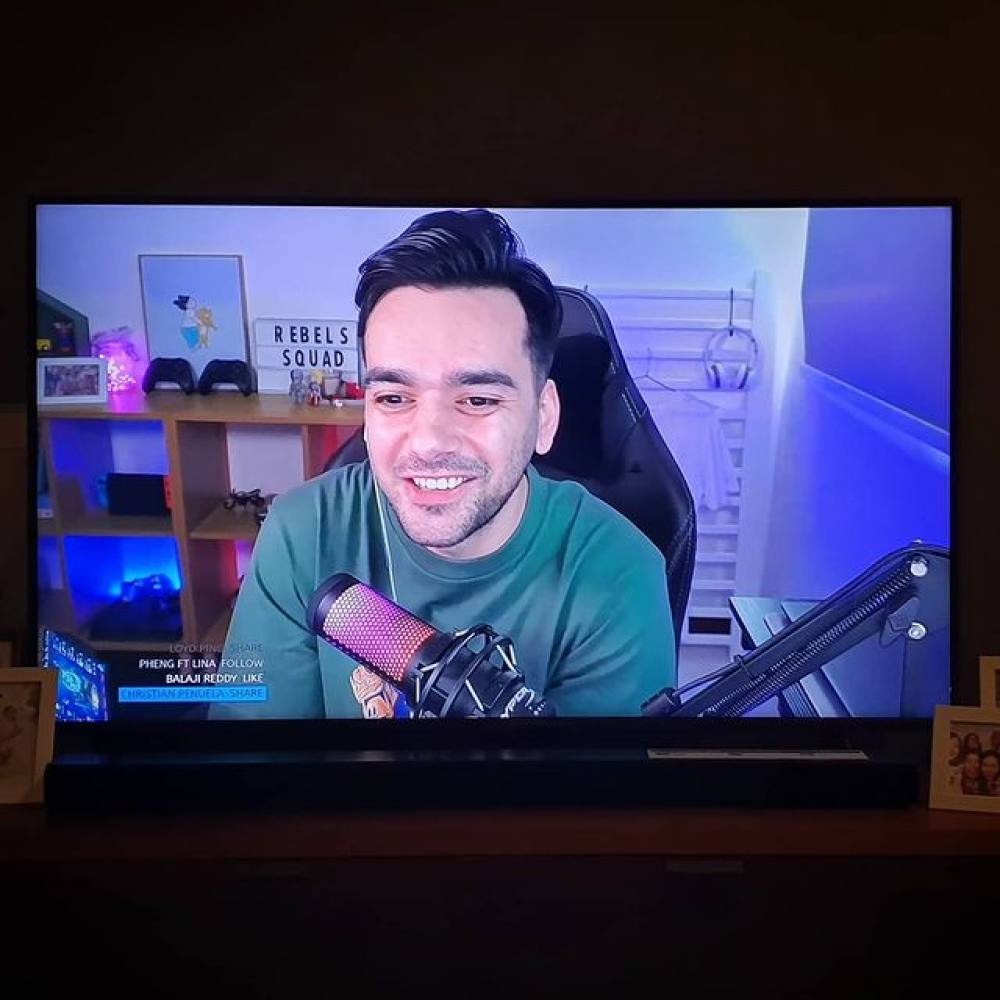 nguoi tre dong nam a  livestream kiem tien mua dich anh 1