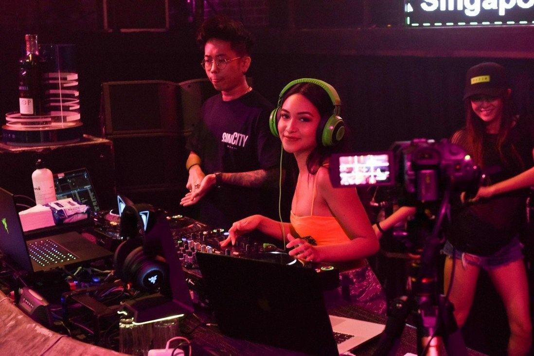 hop dem,  bar o singapore mong duoc mo cua anh 1