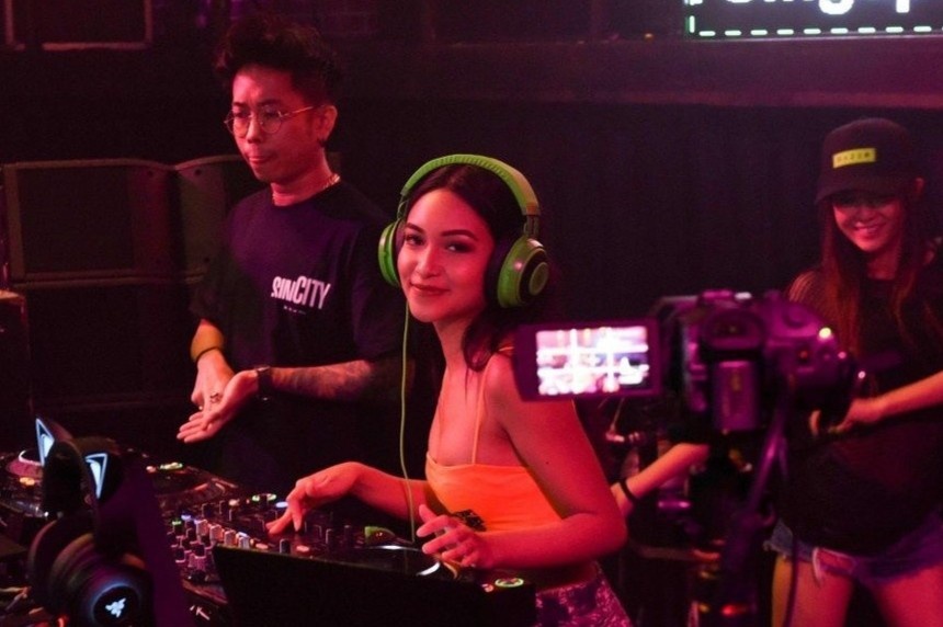 Hop dem, quan bar o Singapore dem nguoc ngay mo lai hinh anh